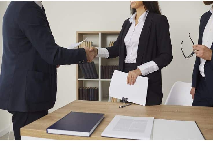 Poignée de main entre un entrepreneur et un représentant de la fiduciaire Maroc