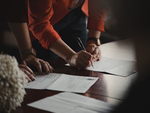 Deux professionnels signant des documents avec la plateforme fiduciaire au Maroc.